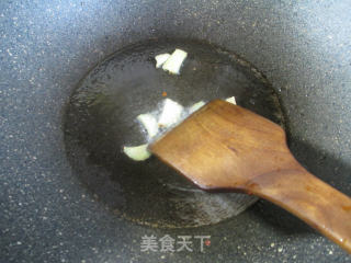 蒜蓉辣椒酱炒花蛤的做法步骤：2