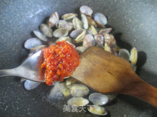蒜蓉辣椒酱炒花蛤的做法步骤：6