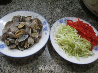 红椒韭菜芽炒花蛤的做法步骤：1
