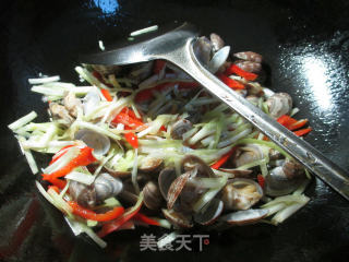 红椒韭菜芽炒花蛤的做法步骤：3