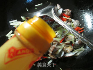 红椒韭菜芽炒花蛤的做法步骤：4