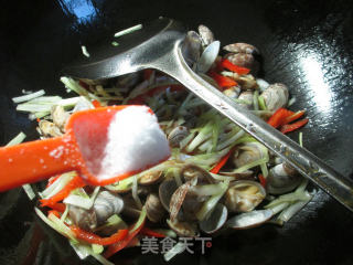 红椒韭菜芽炒花蛤的做法步骤：5