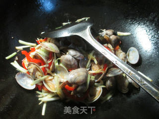 红椒韭菜芽炒花蛤的做法步骤：6