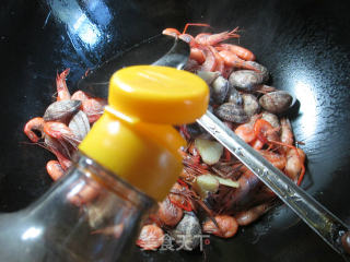 花蛤炒河虾的做法步骤：5