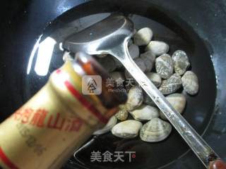 洋葱炒花蛤 的做法步骤：2