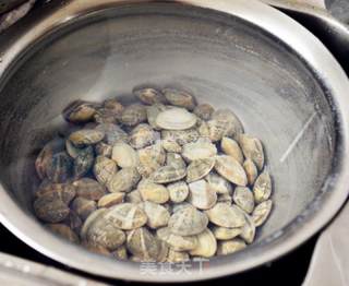 香菇豆豉炒花蛤，一盘不过瘾~的做法步骤：1