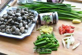 香菇豆豉炒花蛤，一盘不过瘾~的做法步骤：2