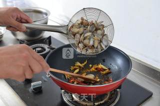 香菇豆豉炒花蛤，一盘不过瘾~的做法步骤：4