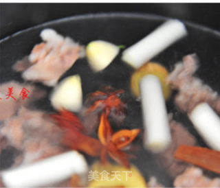 冬季进补第一鲜汤——花蛤炖羊肉的做法步骤：3