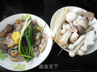 滋阴平肝火--菌菇花蛤汤的做法步骤：1