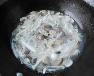 滋阴平肝火--菌菇花蛤汤的做法步骤：8
