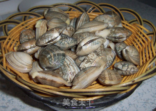简单鲜美的海鲜小炒----葱爆蛤蜊的做法步骤：2
