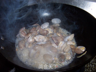 简单鲜美的海鲜小炒----葱爆蛤蜊的做法步骤：6