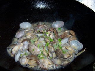 简单鲜美的海鲜小炒----葱爆蛤蜊的做法步骤：7