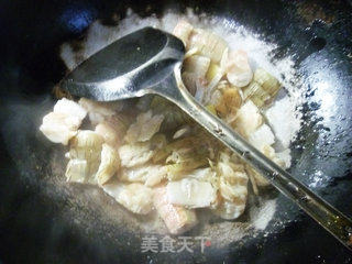 花蛤炒虾蛄的做法步骤：5