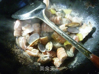 花蛤炒虾蛄的做法步骤：6