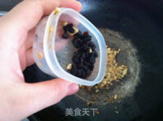 豆豉炒花蛤的做法步骤：3