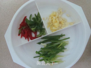 姜葱炒花蛤的做法步骤：1