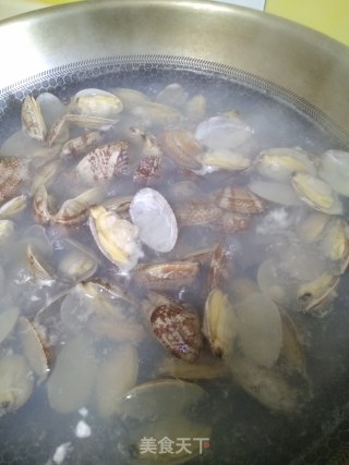 芦蒿炒花蛤的做法步骤：3