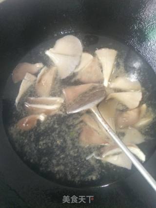 花甲平菇汤的做法步骤：3