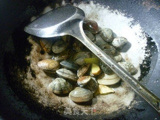 西葫芦炒花蛤的做法步骤：4