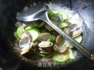 西葫芦炒花蛤的做法步骤：6