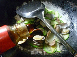 西葫芦炒花蛤的做法步骤：7