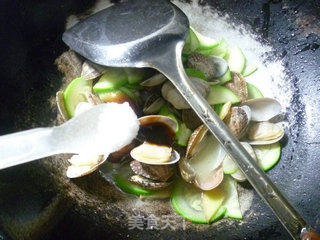 西葫芦炒花蛤的做法步骤：8