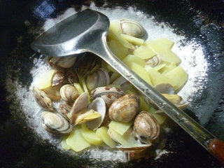 土豆炒花蛤的做法步骤：7