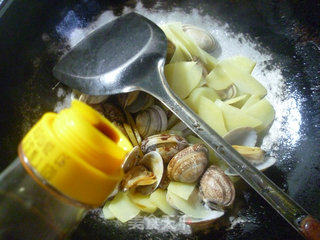 土豆炒花蛤的做法步骤：8