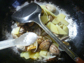 土豆炒花蛤的做法步骤：9