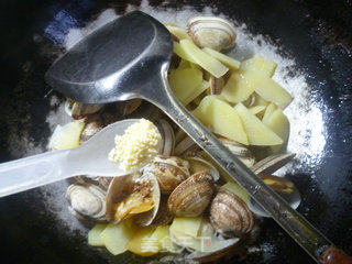 土豆炒花蛤的做法步骤：10