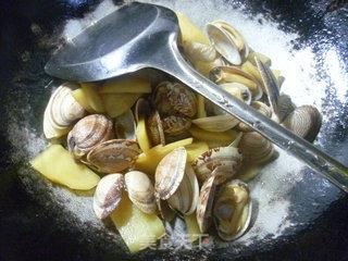 土豆炒花蛤的做法步骤：11