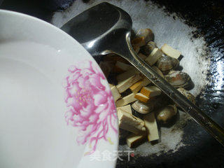 香干炒花蛤的做法步骤：5