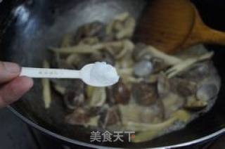 杏鲍菇炒花蛤的做法步骤：5