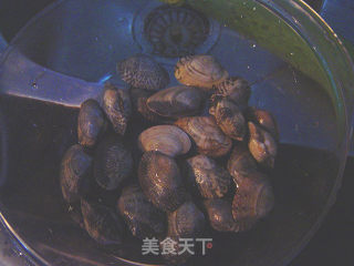 【福州家常菜】花蛤炒丝瓜的做法步骤：1