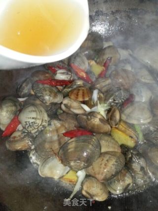 酒香辣炒花蛤的做法步骤：5