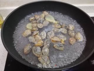 白灼花蛤的做法步骤：2