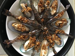 蒜茸魔芋金针菇蒸青口贝黑虎虾的做法步骤：10