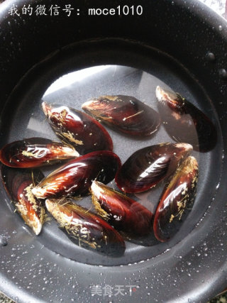 小策海鲜今日菜谱：芝士青口贝 壳菜 贻贝的做法步骤：2