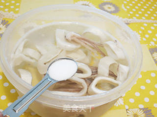 咖喱鱿鱼洋葱圈--海鲜的做法步骤：1