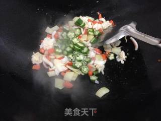 秋葵鱿鱼咖喱炒饭的做法步骤：4