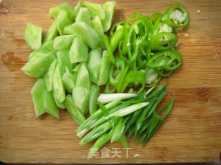 【夏日小凉菜】—韩式凉拌墨斗鱼的做法步骤：2