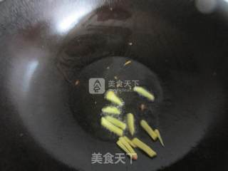 胡萝卜鱿鱼汤面的做法步骤：5