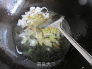 胡萝卜鱿鱼汤面的做法步骤：6