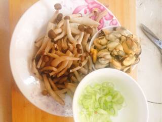 淡菜肉炒蘑菇的做法步骤：2