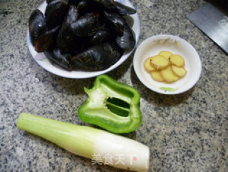 灯椒茭白炒淡菜的做法步骤：1