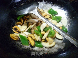 灯椒茭白炒淡菜的做法步骤：16