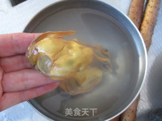 金蚝鲜味砂锅煲的做法步骤：2