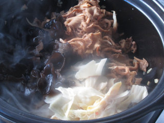金蚝鲜味砂锅煲的做法步骤：8